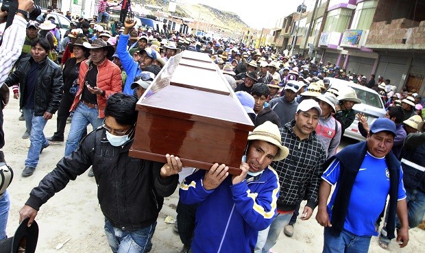 Diligencia. Los ataúdes con los cuerpos de víctimas son retirados de la morgue para ser llevados a Chalhuahuacho, donde fueron luego paseados por las calles antes de ser sepultados (La República)