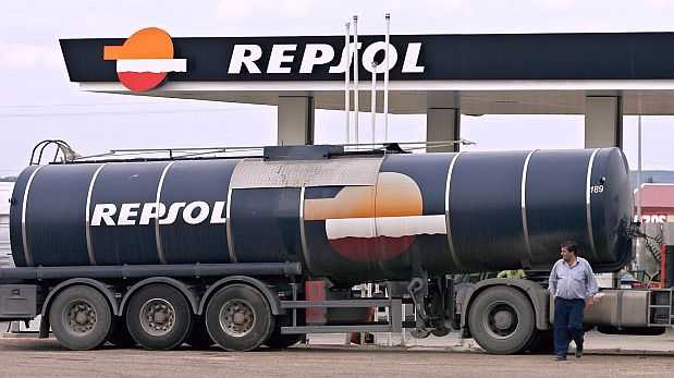Accionistas minoritarios han pedido que se vendan las estaciones de servicio de Repsol en el Perú. (Foto: AP)