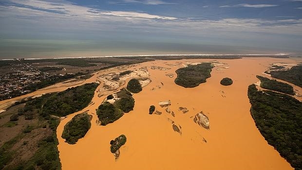 Desembocadura del río Doce en el Atlántico inundada por una riada de barro y residuos minerales, causada por la ruptura de un dique de la minera Samarco - EFE