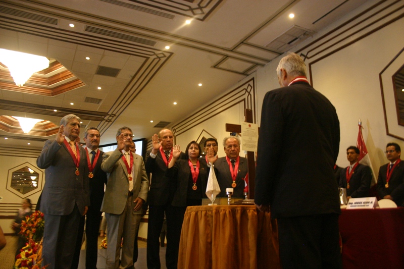 El presidente del Capítulo de Minas CIP, Ing. Benjamin Jaramillo, junto a sus colegas en el acto de juramentación. 