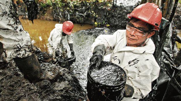 Cerca de 300 personas contratadas por la petrolera estatal realizan labores de limpieza del crudo derramado en la quebrada de Inayo, tributaria del río Chiriaco (Amazonas).(Alessandro Currarino / El Comercio)