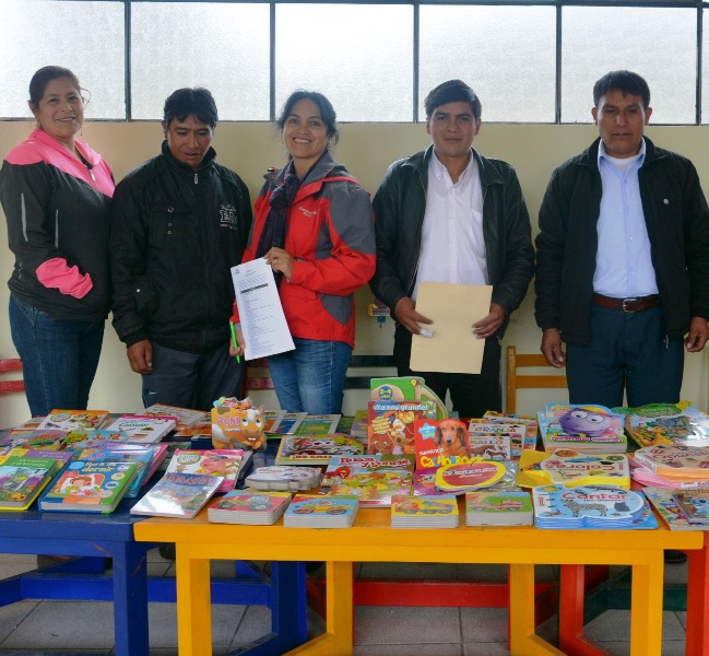 Yanacocha realizó campaña médica en caserío Perolitos y entregó biblioteca escolar a la institución educativa inicial de Carhuaquero