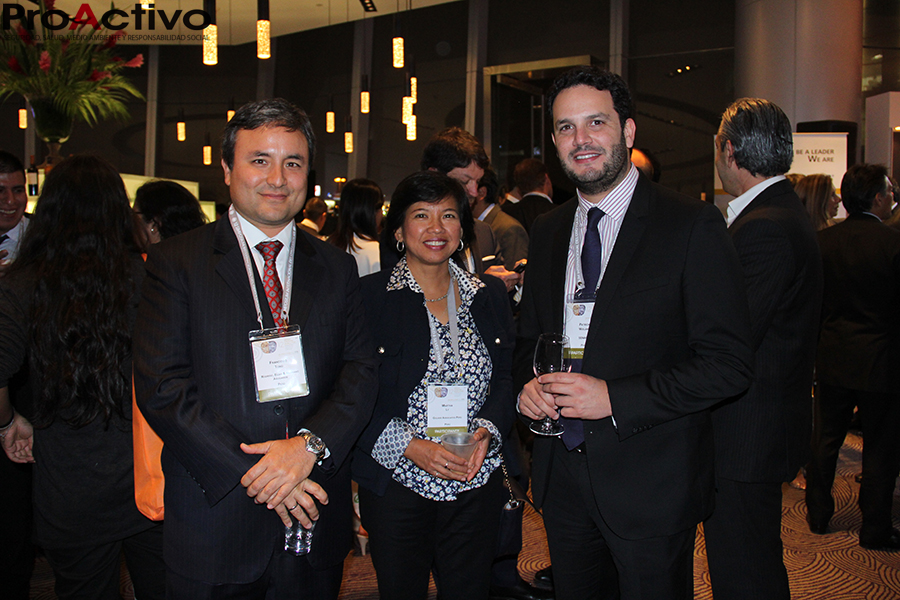 De izquierda a derecha: Francisco Tong, de Rodrigo, Elías & Abogados; Martha Ly, de Golder Associates Perú y Patrick Wieland, jefe del SENACE. (Foto: ProActivo).
