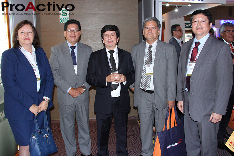 Guillermo Shinno, viceministro de Minas, junto a funcionarios del MEM. (Foto: ProActivo).
