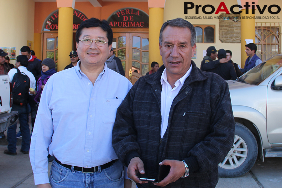 Guillermo Shinno, viceministro de Minas, junto a Leoncio Mendoza, alcalde de Coyllurqui, en la Plaza de Armas de ese distrito, en Cotabambas (Apurímac) - Foto: ProActivo.