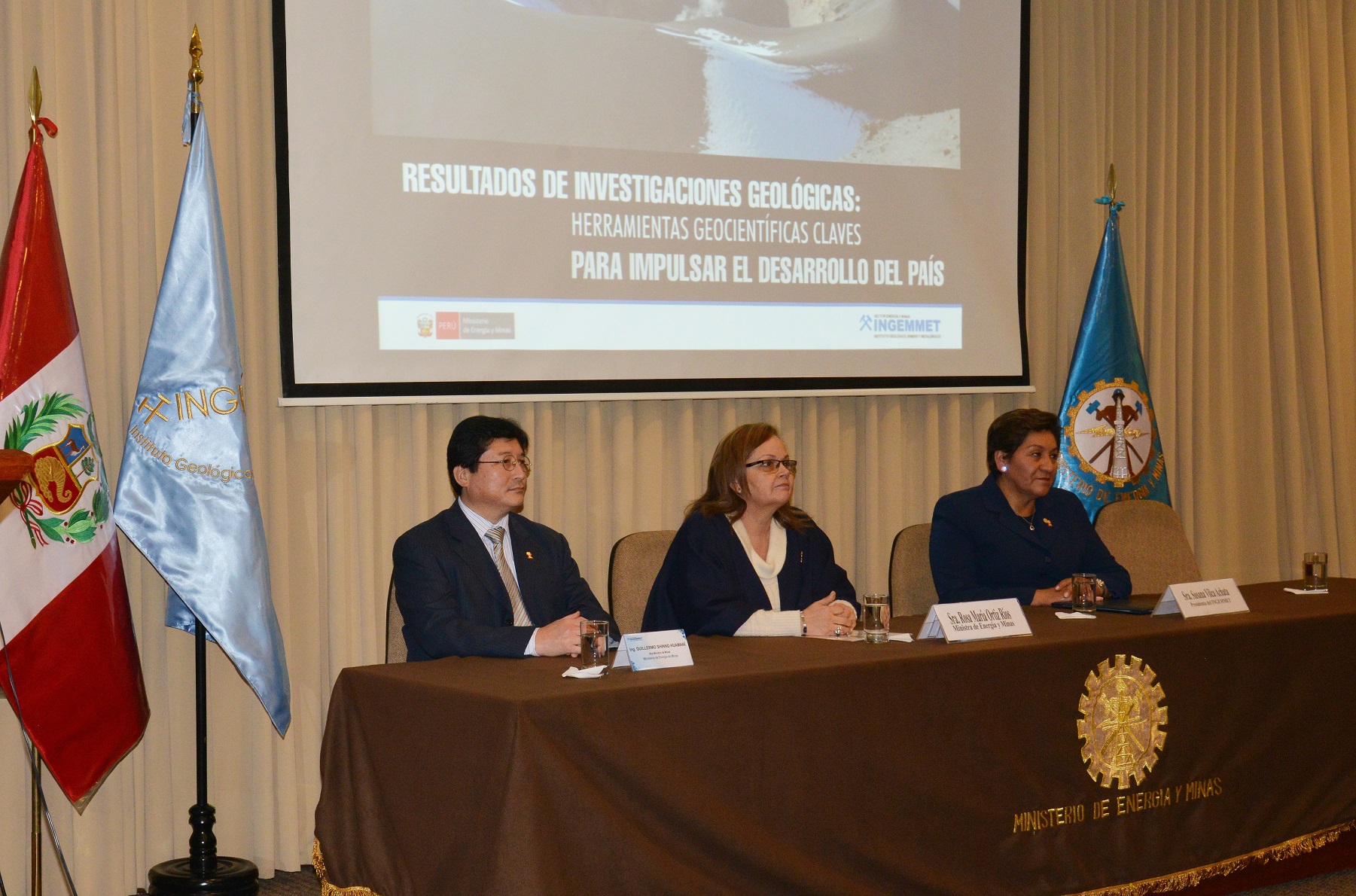 Viceministro de Minas, Guillermo Shinno; Ministra de Energía y Minas, Rosa María Ortiz; Presidenta del Ingemmet, Susana Vilca