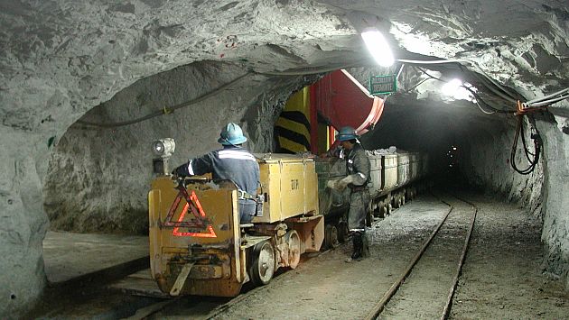 LIM04. LIMA (PERÚ), 18/09/2013.- Fotografía cedida por la Sociedad Nacional de Minería hoy, miércoles 18 de septiembre de 2013, que muestra a dos operarios mientras trabajan en la Minera Buenaventura, en Perú. Las inversiones mineras en el sur de Perú ascenderán a 32.436 millones de dólares en los próximos siete años, estimó hoy la presidenta de la Sociedad Nacional de Minería, Petróleo y Energía (SNMPE), Eva Arias, en el marco de la 31 convención minera (Perumin) que se realiza en la ciudad de Arequipa. EFE/Sociedad Nacional de Minería/SOLO USO EDITORIAL