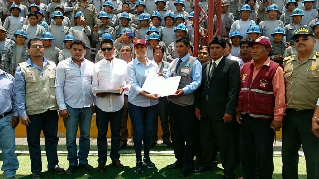 Gobernadora Regional de Arequipa, Yamila Osorio, entrego las resoluciones a los mineros formalizados.