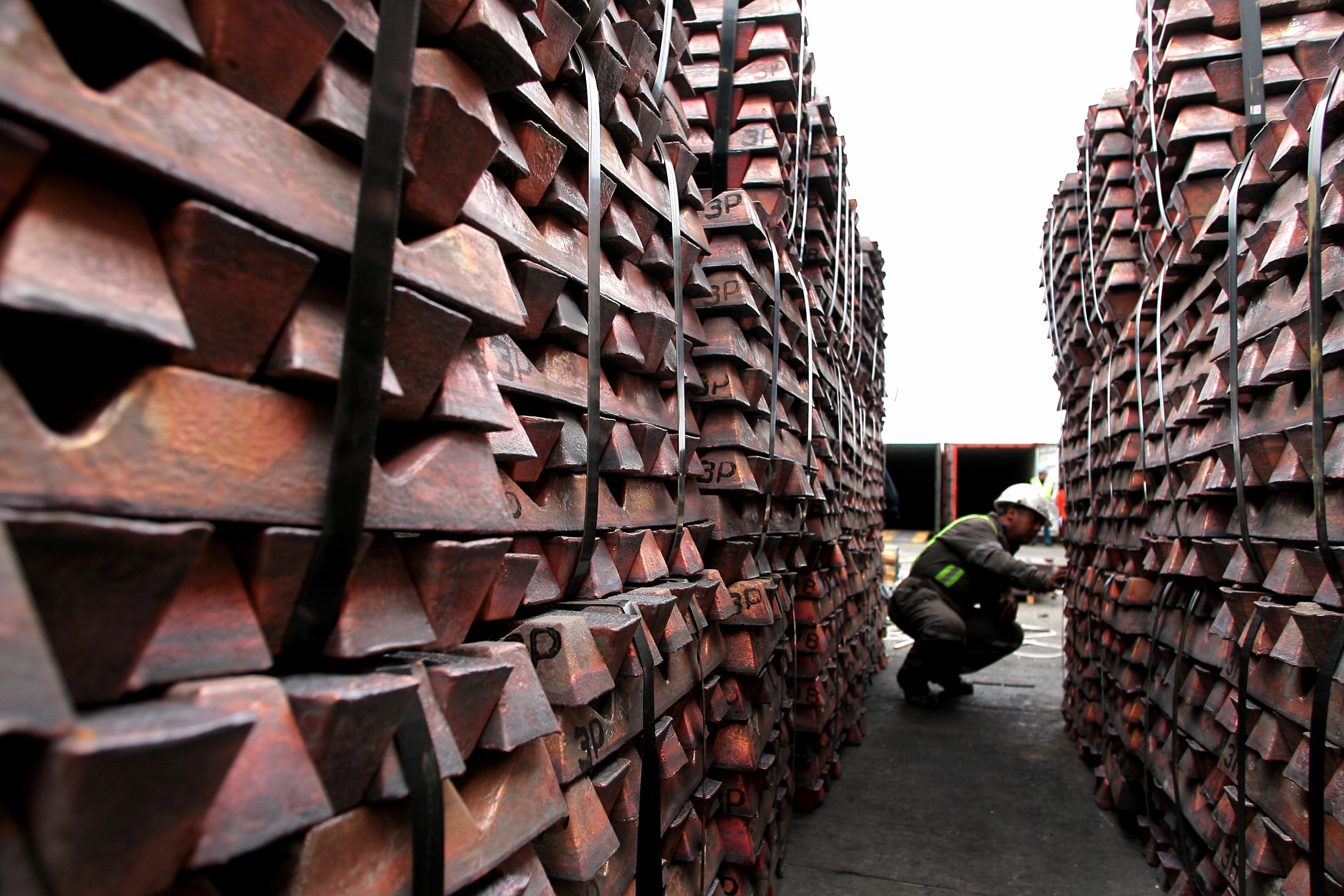 A port worker checks a shipment of copper that is to be exported to Asia in Valparaiso port, 85 miles (137km) northwest of Santiago,Chile August 21,2006.  A strike at Chile''s Escondida, the world''s biggest mined copper deposit, entered a third week on Monday after union workers rejected the company''s latest wage offer but said they wanted to continue talks.     REUTERS/Eliseo Fernandez    (CHILE) CHILE COPPER