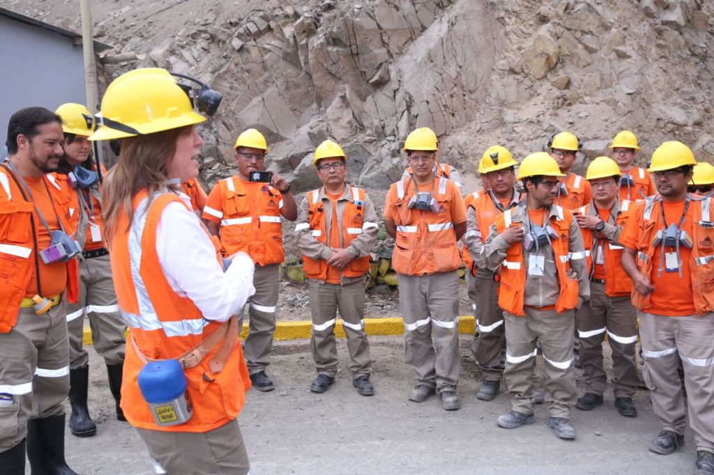 Ministra Cayetana Aljov N Saluda A Trabajadores Mineros En Su D A