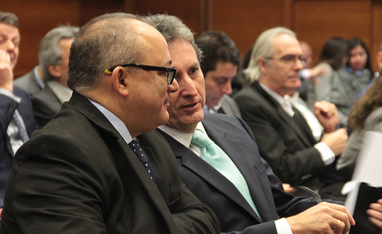 Eduardo Guevara, viceministro de Hidrocarburos y Pablo de la Flor, gerente general de la SNMPE