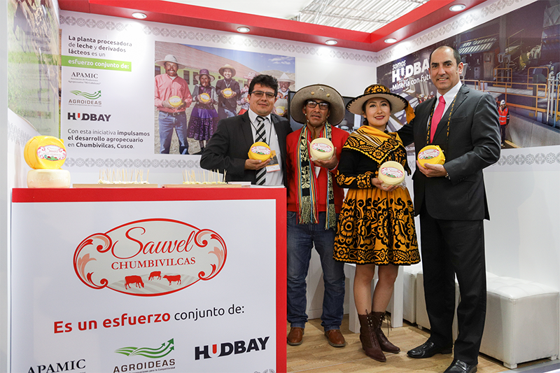 Productores de lácteos junto con Carlos Castro (derecha), director de Asuntos Corporativos de Hudbay Perú.