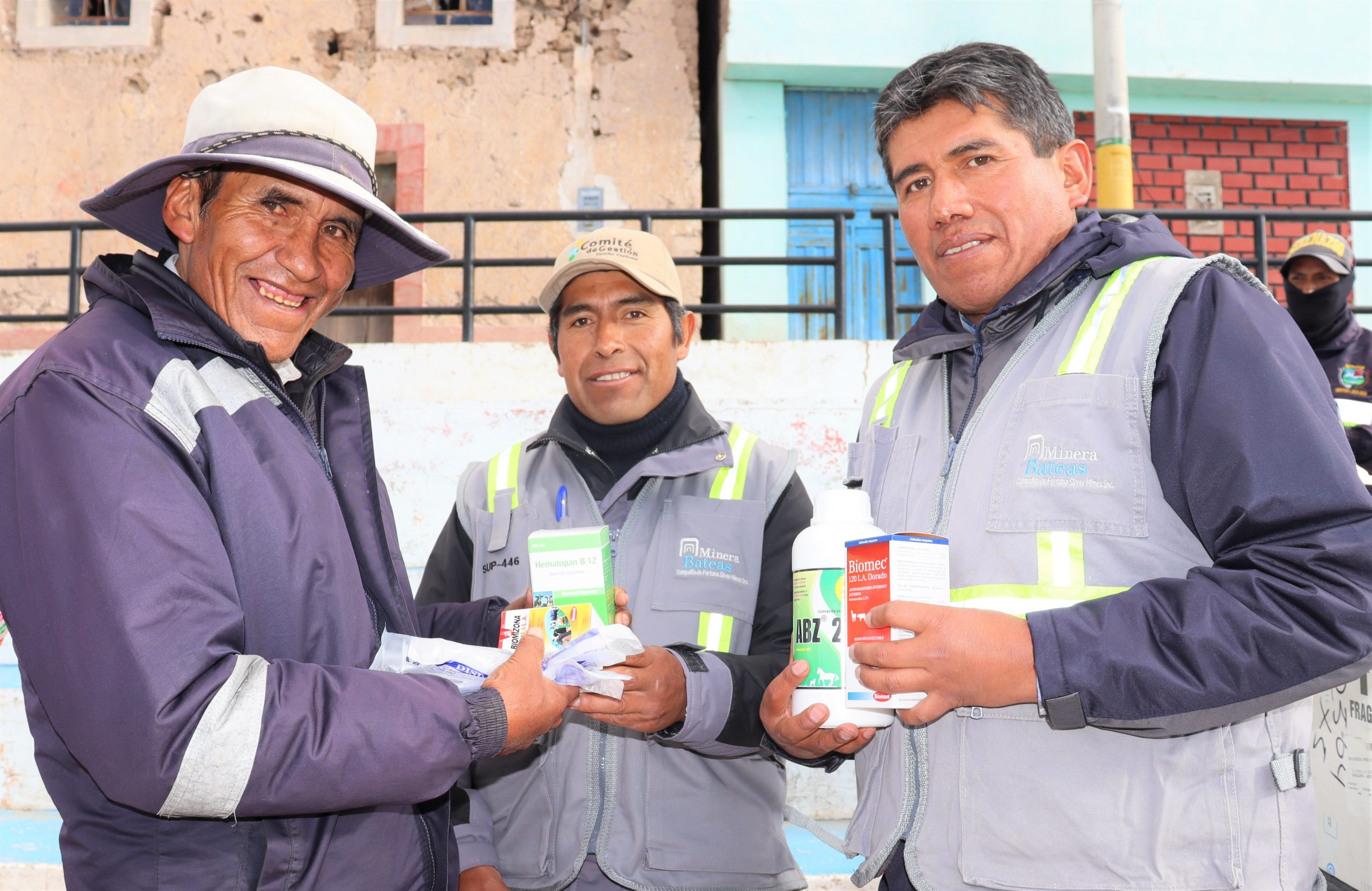 Minera Bateas Entrega Kits Veterinarios A Los Productores Alpaqueros De