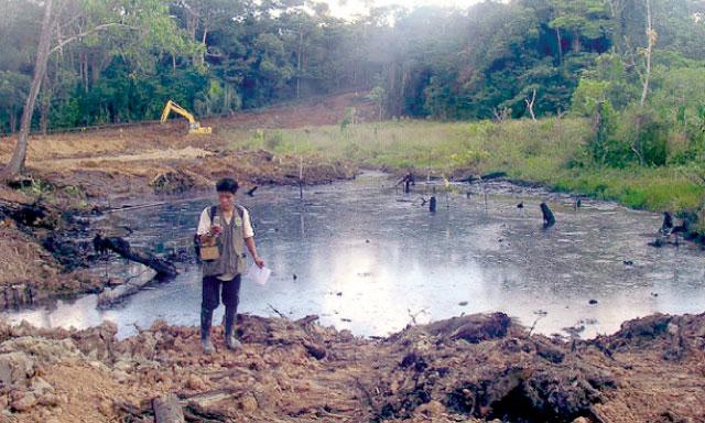 Afluente del río Corrientes contaminado por petróleo