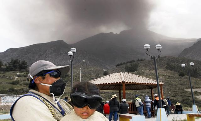 Empeora la calidad de aire en poblados cerca al volcán Ubinas por emisión de cenizas