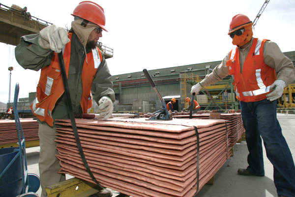 Chile sigue de cerca desplome de precios del cobre por efecto en sus finanzas