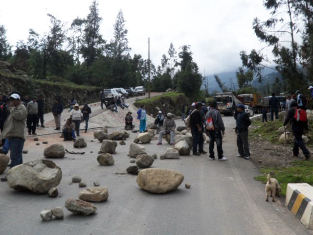Lima: mineros de Casapalca en huelga bloquean la Carretera Central