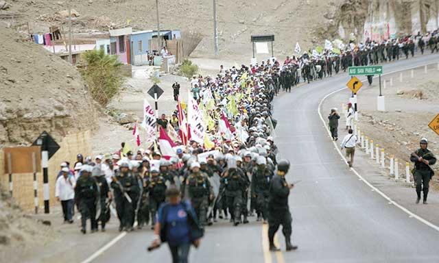Paro contra #TiaMaria en Arequipa: bloquean puente Añashuayco