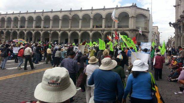 Opositores a #TiaMaria protestan en plaza de armas de Arequipa (Video)
