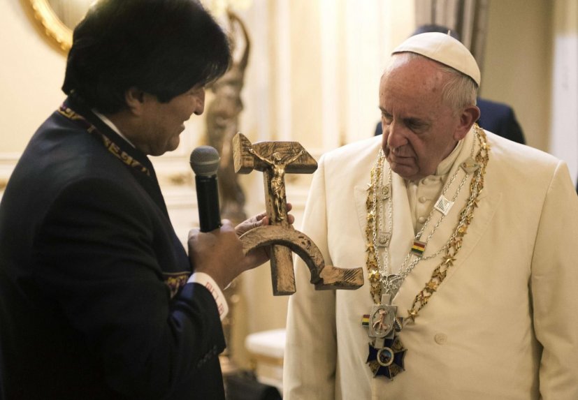 El Vaticano avergonzado por “crucifijo comunista” regalado por el Evo Morales