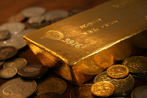 Oro frena declive de tres días tras declaraciones de funcionario de la Fed