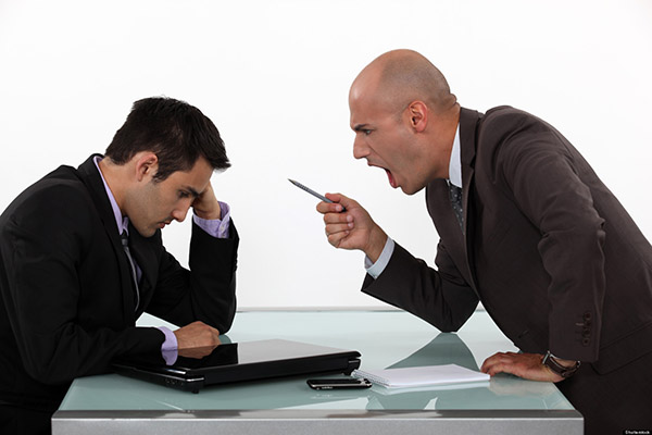 ¿Cómo sobrellevar las críticas de tu jefe en la oficina?