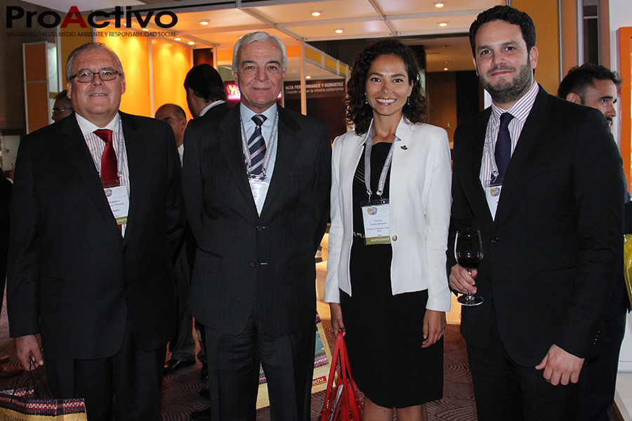 De izquierda a derecha: Humberto Arnillas, gerente de Marketing y Comunicaciones de la SNMPE; Carlos Gálvez, presidente de la SNMPE; Cecilia Lozada, gerente general de la CCCP, y Patrick Wieland, jefe del SENACE. (Foto: ProActivo).