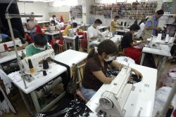 En tres años se perdieron 125 mil empleos en la industria