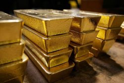 Mineras de oro se debaten entre ganancias y crecimiento