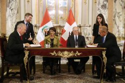 Presidentes de Perú y Suiza firman convenio a favor de la formalización minera