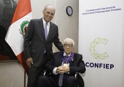 CONFIEP otorga Medalla al Mérito Empresarial al ingeniero José Valdez Calle