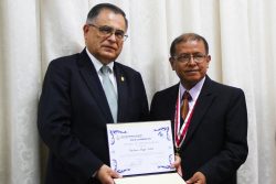 UNI reconoce a Gustavo Luyo por su aporte al desarrollo del sector minero