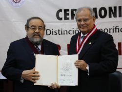 Arqueólogo Walter Alva recibe distinción de Doctor Honoris Causa de la UNI