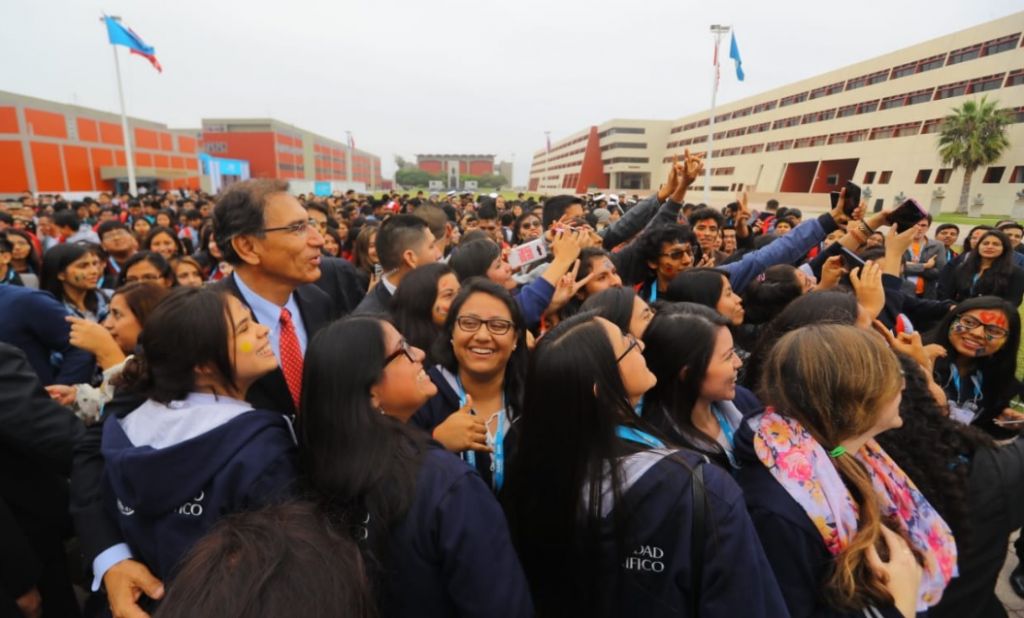 Presidente Vizcarra pide a estudiantes a colaborar con el desarrollo del país