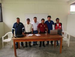 Gerente regional de Electro Oriente y funcionarios, se reúnen con pobladores de Lagunas