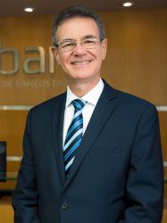 Adrian Revilla Vergara se retira de la Gerencia General de la Asociación de Bancos del Perú