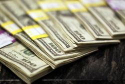 Dólar cierra al alza en S/ 3.95 pese a la intervención del BCR