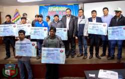 Apurímac: Gobernador Lantarón entrega carné de identidad a mineros artesanales de Andahuaylas