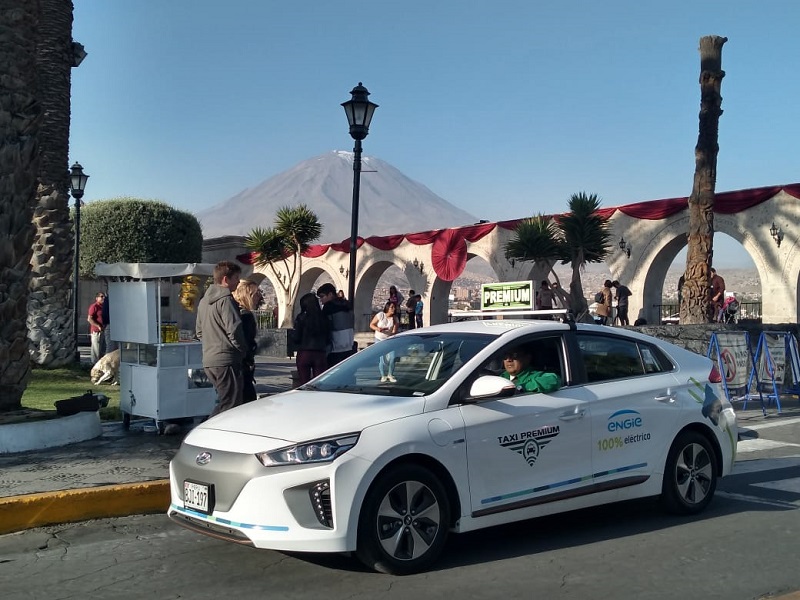 engie_Taxi eléctrico circula en Arequipa Misti