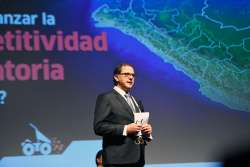 Francisco Ísmodes, ministro de Energía y Minas.