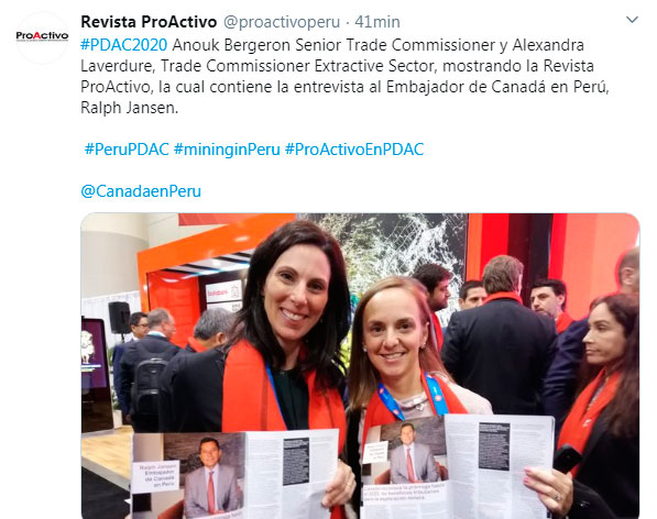 #PDAC2020 Anouk Bergeron Senior Trade Commissioner y Alexandra Laverdure, Trade Commissioner Extractive Sector, mostrando la Revista ProActivo, la cual contiene la entrevista al Embajador de Canadá en Perú, Ralph Jansen.