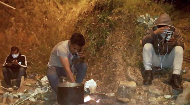 Trabajadores de Consorcio Minero Horizonte haciendo hervir agua de Eucalipto, según indican, por falta de medicina.