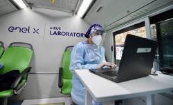 Bus eléctrico se convierte en el primer laboratorio móvil para tomar exámenes PCR de Covid-19