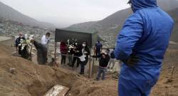 Entierro de presunto fallecido por covid-19 en Perú