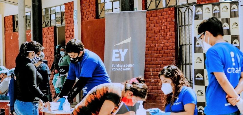 EY Perú La Curacao y Crea+ se unen para entregar 250 tablets a escolares de Talara