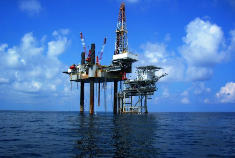 Exploración y explotación de hidrocarburos ubicados en alta mar (off shore).