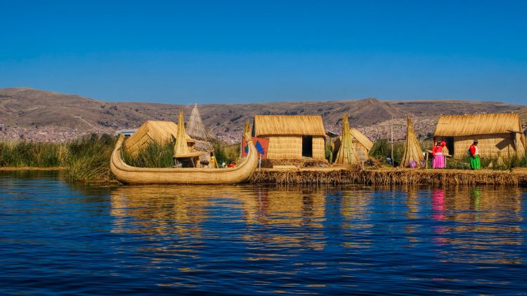 Comunidad andina en el Lago Titicaca (Puno-Perú)