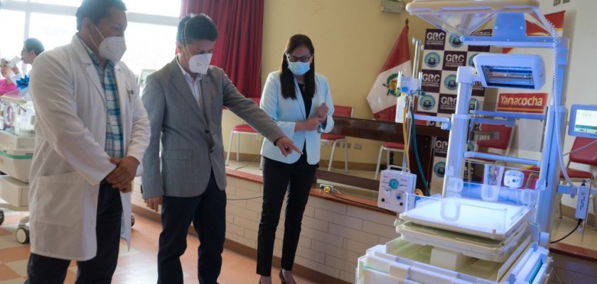 Newmont y Yanacocha donan dos incubadoras al Hospital Regional Docente