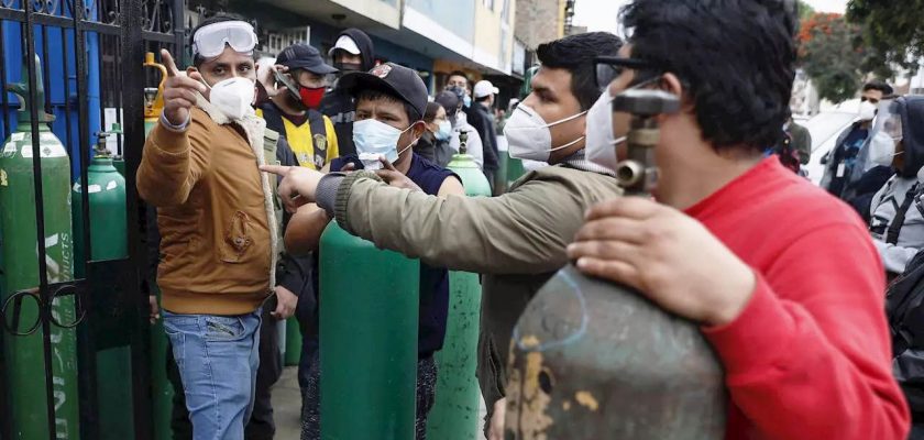 Escasez de oxígeno medicinal agudiza la crisis por el coronavirus en Perú