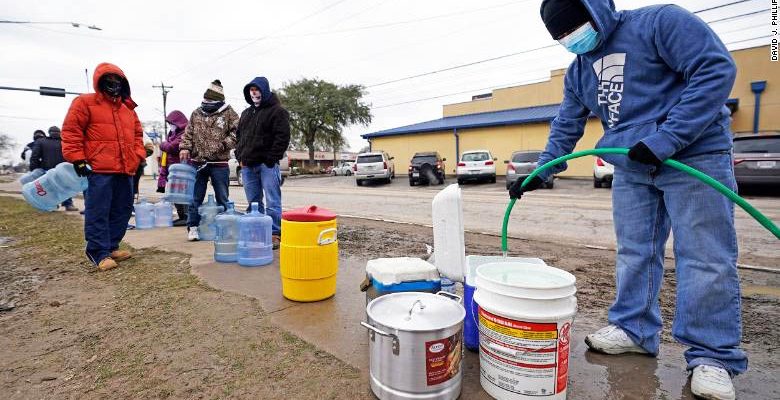 Residentes de Texas sin agua potable. (Foto: CNN)